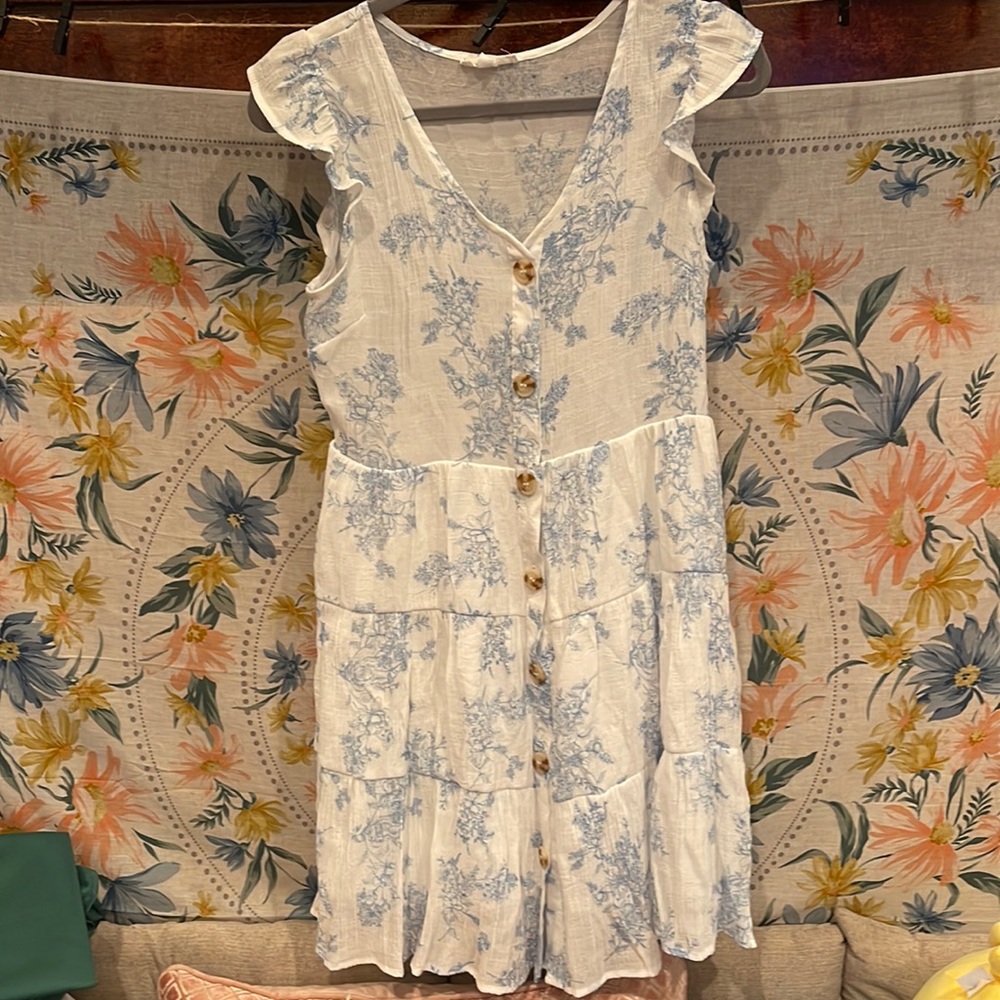 Super cute floral dress!